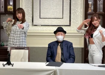 Saya Kamitani le promete a KAIRI "no dejar de volar"