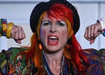 The Rock confirma que Becky Lynch interpretará a Cyndi Lauper en Young Rock