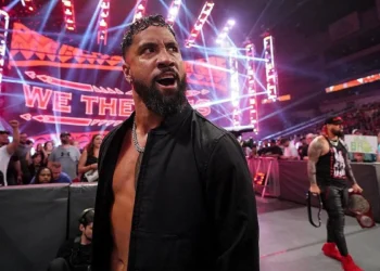 Aunque en el pasado Jey Uso estuvo unido a su hermano Jimmy y a Solo Sikoa durante su tiempo juntos en The Bloodline, en la actualidad Jey ha decidido