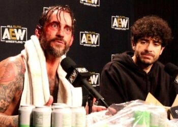 Tony Khan responde a las afirmaciones de CM Punk de que tuvo que pagarse su servicio médico tras su lesión en All Out 2022