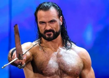 Drew McIntyre recibe críticas por portar una espada durante su entrada al ring.