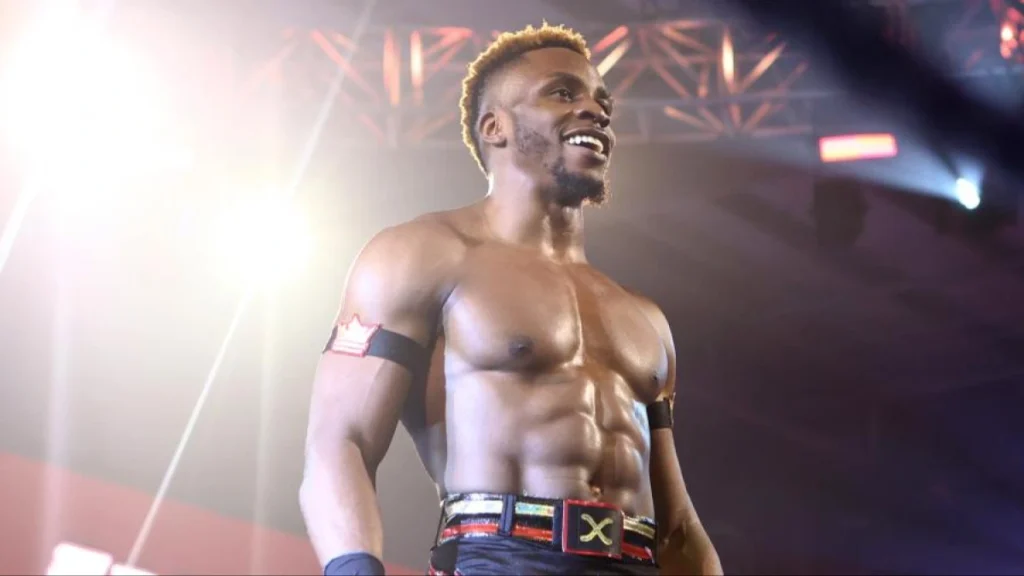 Edris Enofe se tatúa el logo de WWE en el pecho y quiere el de NXT en el cuello