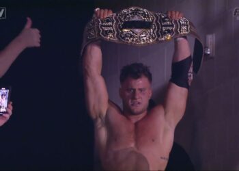 MJF sale de Dynamite is Coming con el Campeonato Mundial de AEW y el Dynamite Diamond Ring