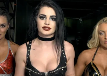 Saraya apoya a Mandy Rose tras su despido de WWE