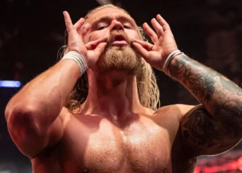 Razón de la ausencia de Tyler Bate de la programación de WWE