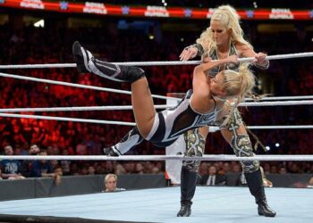 Michelle McCool quiere enfrentarse a Charlotte Flair