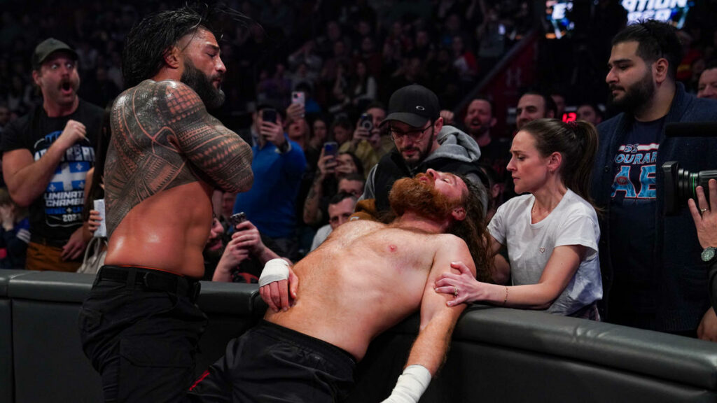 Roman Reigns derrota a Sami Zayn y retiene el Campeonato Universal Indiscutido de WWE