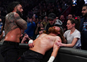 Roman Reigns derrota a Sami Zayn y retiene el Campeonato Universal Indiscutido de WWE