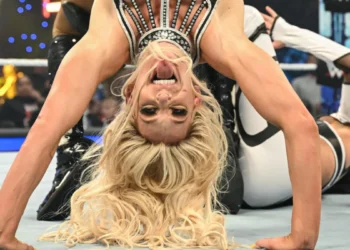Charlotte Flair da una actualización sobre su lesión
