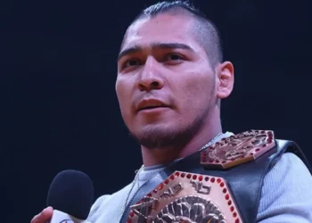 El Hijo del Vikingo se desvaneció y tuvo que salir en camilla de AAA Triplemanía 31 Ciudad de México