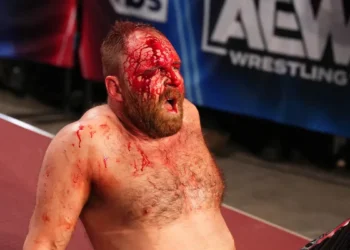 Jon Moxley responde a las personas que le critican por "sangrar constantemente"