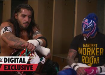 Santos Escobar le muestra respeto a Rey Mysterio tras su lucha en SmackDown