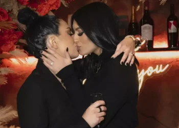 Sonya Deville anuncia su compromiso