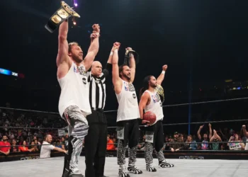 The Elite defiende exitosamente el Campeonato Mundial de Tríos de All Elite Wrestling en AEW Rampage