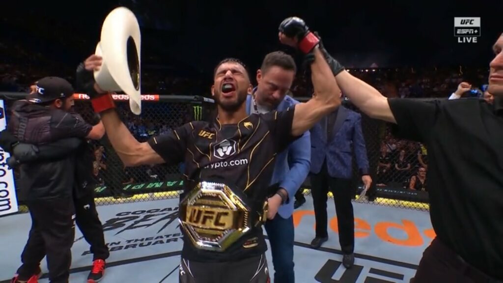 Yair Rodríguez gana el Campeonato Interino Peso Pluma en UFC 284