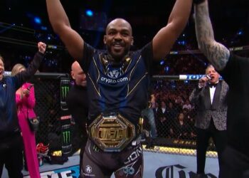 Jon Jones gana el Campeonato de Peso Pesado en su regreso en UFC 285