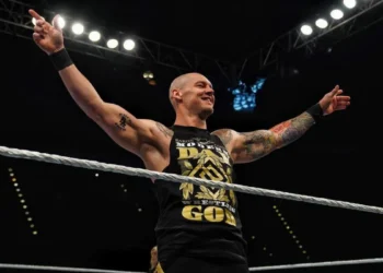Tom Pestock (Baron Corbin) recuerda cuando se enojó con un guionista de WWE por haberle dicho que "necesitaban cuerpos para Jacob Fatu"