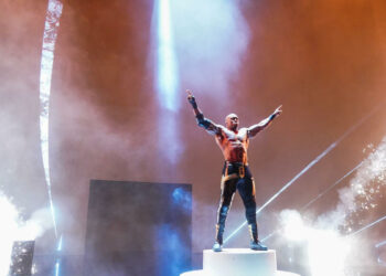 Bobby Lashley envía una advertencia a Roman Reigns tras ser traspasado para SmackDown