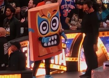 Se revela quién estaba detrás del disfraz de Cinnamon Toast Crunch en WrestleMania 39