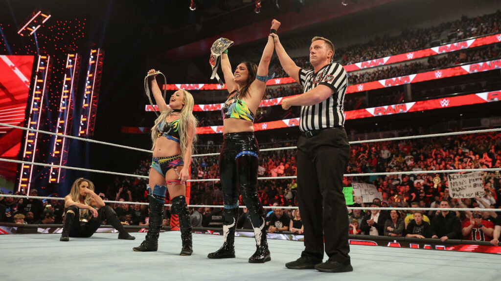 Liv Morgan y Raquel Rodriguez reaccionan tras ganar los Campeonatos Femeninos por Parejas de WWE