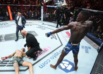 Israel Adesanya recupera el título de peso medio tras vencer a Alex Pereira en UFC 287