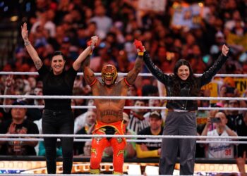 Rey Mysterio derrota a Dominik Mysterio en WrestleMania 39