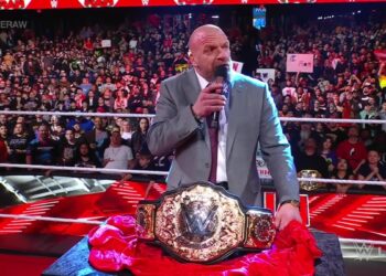 Triple H tenía como objetivo a largo plazo traer de nuevo el Campeonato Mundial Peso Pesado de WWE. Durante la más reciente edición de WWE Raw, Triple H prometió un anuncio que movería