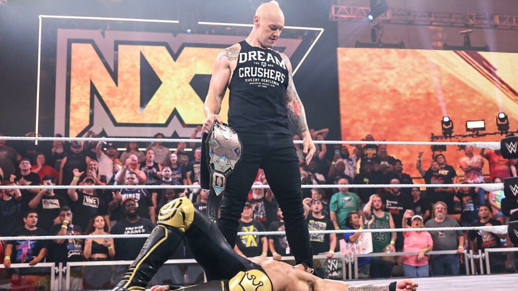 Baron Corbin vuelve a NXT y ataca a Carmelo Hayes