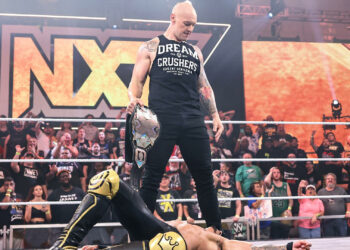 Baron Corbin vuelve a NXT y ataca a Carmelo Hayes