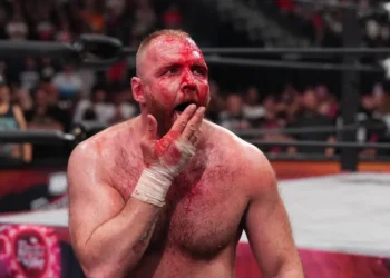 Jon Moxley no estará en el primer episodio de AEW Collision