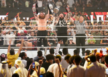 Sami Zayn y Kevin Owens retienen luego de que Jimmy Uso traicionara a Roman Reigns