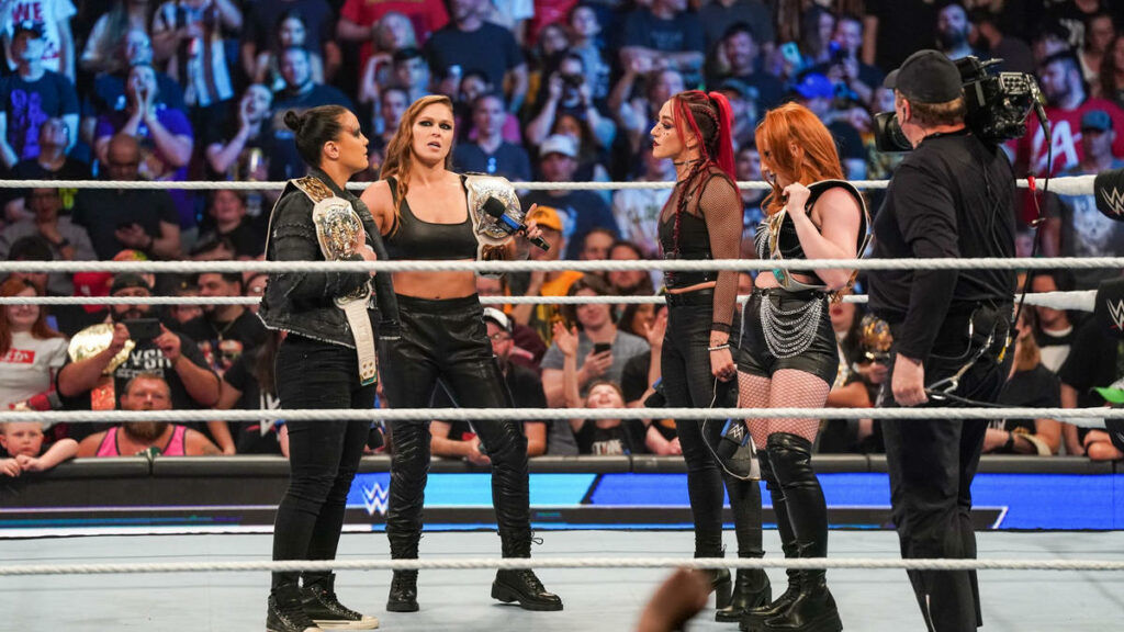 El Campeonato Femenino por Parejas de WWE aparecería en las tres marcas tras la unificación