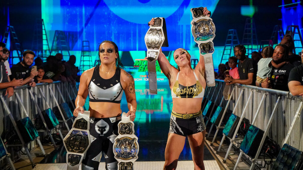 Ronda Rousey y Shayna Baszler unifican los Campeonatos Femeninos por Parejas de WWE