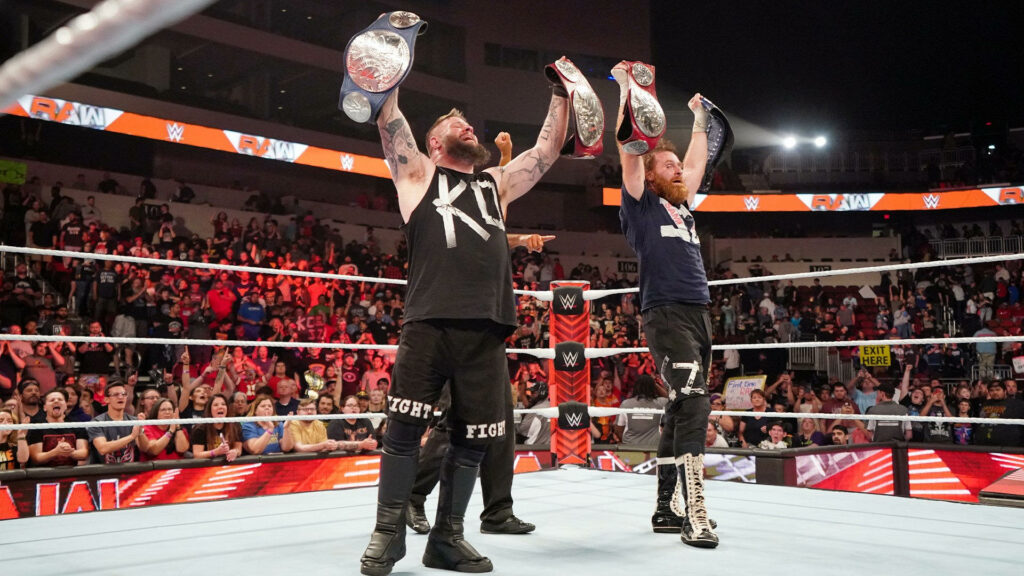 Kevin Owens y Sami Zayn defienden exitosamente los Campeonato Indiscutidos por Parejas de WWE en RAW