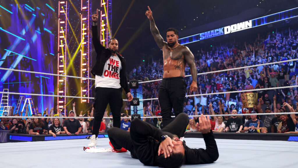 Jey Uso traiciona a Roman Reigns en WWE SmackDown