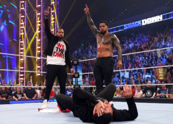 Jey Uso traiciona a Roman Reigns en WWE SmackDown
