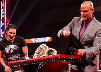 Adam Pearce habla sobre su participación en la presentación de los Campeonatos Femeninos de WWE