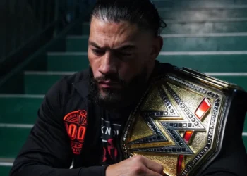 Roman Reigns revela que continúa tomando medicamentos para combatir la leucemia