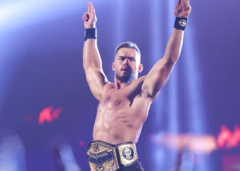 Austin Theory critica a Santos Escobar tras lesionar a Rey Mysterio en SmackDown