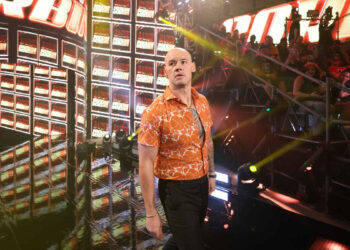 Tom Pestock (Baron Corbin) se posiciona del lado de Tony Khan en la disputa con Rey Fenix