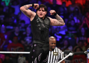 Dominik Mysterio desmiente que tenga que operarse por su lesión en el codo