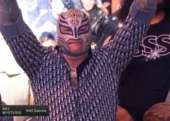 Rey Mysterio asiste a UFC 290