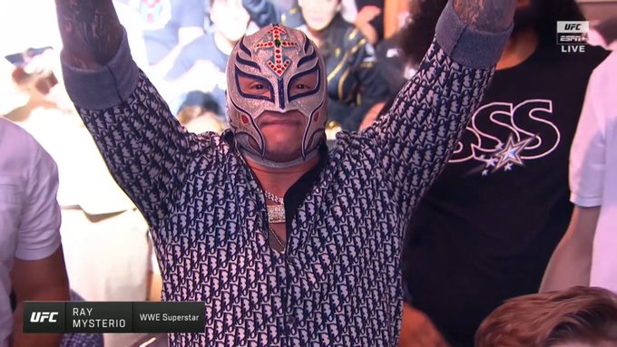 Rey Mysterio asiste a UFC 290