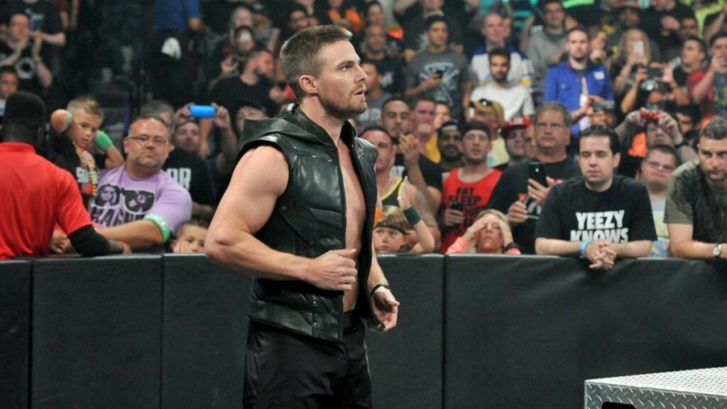 Stephen Amell elogia el trabajo de Bad Bunny y Logan Paul en WWE