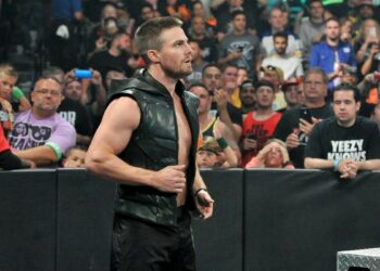 Stephen Amell elogia el trabajo de Bad Bunny y Logan Paul en WWE