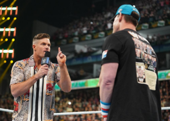 Grayson Waller: "Estoy ayudando a John Cena. Me duele la espalda de cargar a estas leyendas"