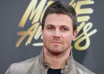 Stephen Amell confirma que estará en algunos PLE's de WWE