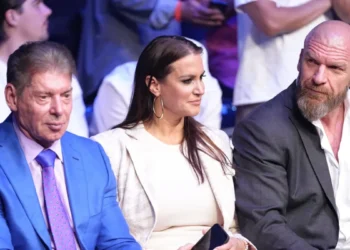 Vince McMahon no mantendría relación ni con Triple H ni con Stephanie McMahon y no estaría contento con el presente de WWE