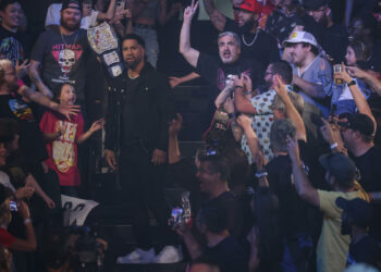 Jey Uso, tras atacar a Jimmy, Roman Reigns y Solo Sikoa en SmackDown: "Estoy fuera de WWE"