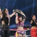 Dakota Kai aparece en SummerSlam 2023 para felicitar a IYO SKY tras ganar el Campeonato Femenino de WWE WWE habría cambiado los planes para Dakota Kai luego de SummerSlam 2023